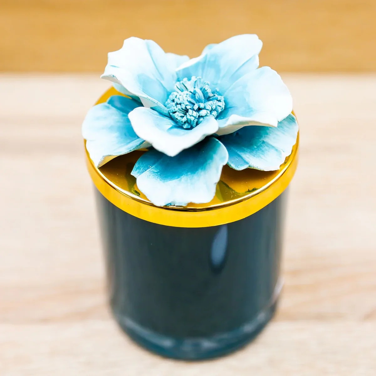 Candela Profumata con Fiore Verde Petrolio Pienne Design - immagine 4